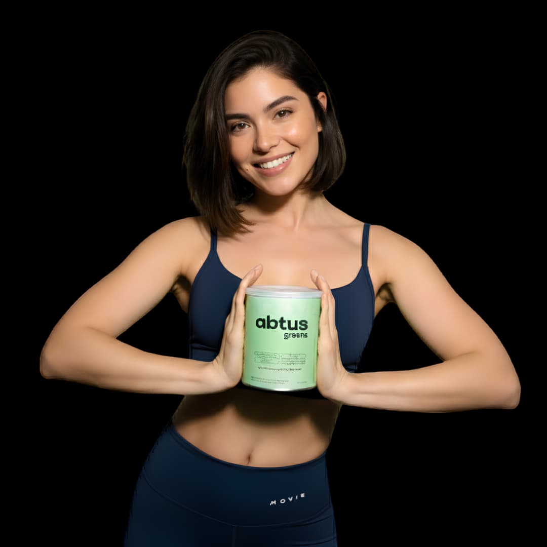 Mulher feliz bebendo suco verde